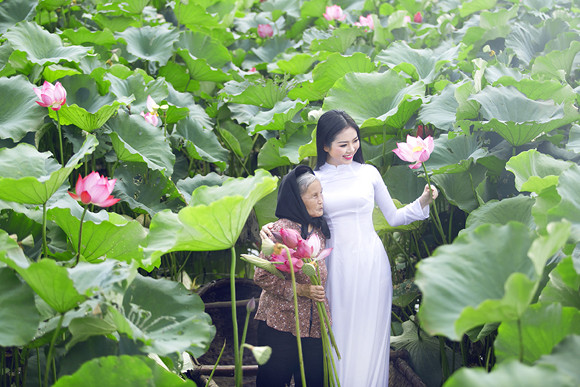 Hoa hậu Ngọc Anh tôn vinh Quốc hoa cùng cụ bà ảnh 7