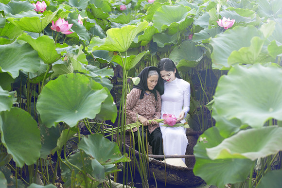 Hoa hậu Ngọc Anh tôn vinh Quốc hoa cùng cụ bà ảnh 1