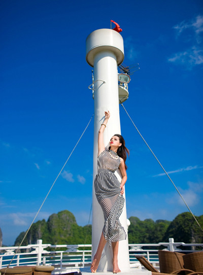 Siêu mẫu Ngọc Thuý tái xuất ấn tượng trên vịnh Hạ Long ảnh 6 Siêu mẫu Ngọc Thuý tái xuất ấn tượng trên vịnh Hạ Long ảnh 6