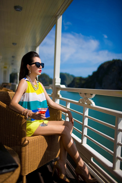 Siêu mẫu Ngọc Thuý tái xuất ấn tượng trên vịnh Hạ Long ảnh 3 Siêu mẫu Ngọc Thuý tái xuất ấn tượng trên vịnh Hạ Long ảnh 3