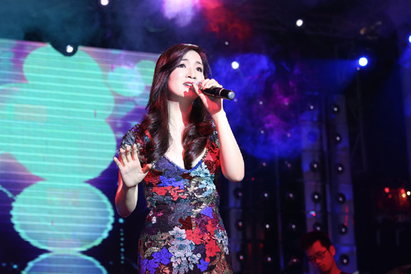 Hoa hậu Giáng My khoe giọng hát mượt mà trong đêm nhạc từ thiện ảnh 6