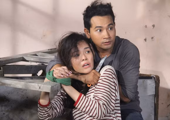 Phim "Ảo vọng": Cẩm Lynh hoảng sợ vì bị Huỳnh Đông kề dao vào cổ ảnh 2