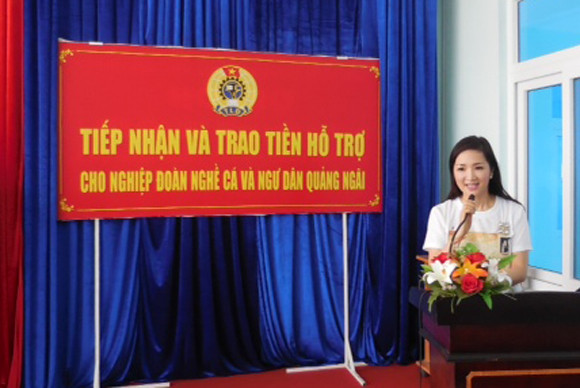 Hoa hậu Giáng My về miền Trung trao quà sau đêm thơ ảnh 1