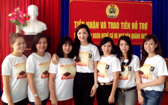 Hoa hậu Giáng My về miền Trung trao quà sau đêm thơ ảnh 2