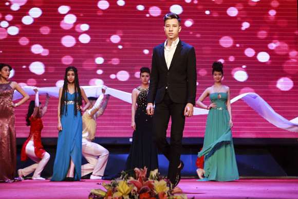 Dàn mẫu trẻ Venus đẹp lạ với thời trang tóc ấn tượng ảnh 18 Dàn mẫu trẻ Venus đẹp lạ với thời trang tóc ấn tượng ảnh 18