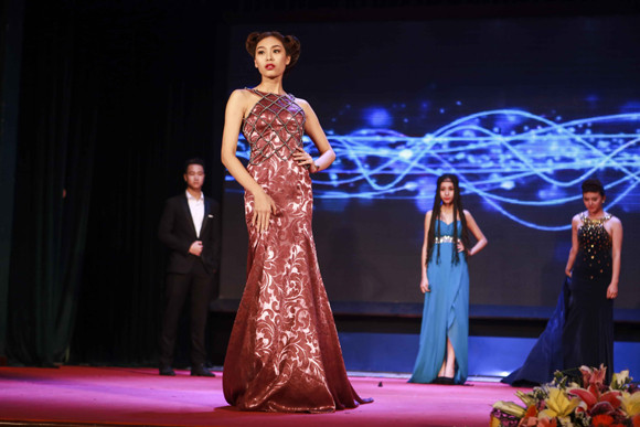 Dàn mẫu trẻ Venus đẹp lạ với thời trang tóc ấn tượng ảnh 17 Dàn mẫu trẻ Venus đẹp lạ với thời trang tóc ấn tượng ảnh 17