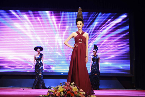 Dàn mẫu trẻ Venus đẹp lạ với thời trang tóc ấn tượng ảnh 13 Dàn mẫu trẻ Venus đẹp lạ với thời trang tóc ấn tượng ảnh 13