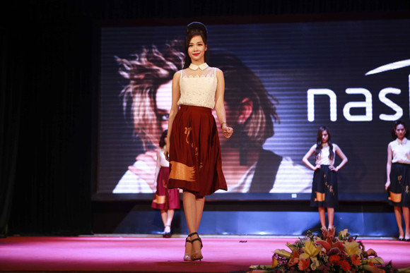 Dàn mẫu trẻ Venus đẹp lạ với thời trang tóc ấn tượng ảnh 16 Dàn mẫu trẻ Venus đẹp lạ với thời trang tóc ấn tượng ảnh 16