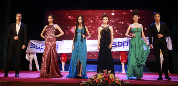 Dàn mẫu trẻ Venus đẹp lạ với thời trang tóc ấn tượng ảnh 19 Dàn mẫu trẻ Venus đẹp lạ với thời trang tóc ấn tượng ảnh 19