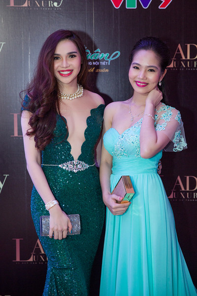 Nữ hoàng Du lịch Dương Kim Ánh kiêu sa trong trang phục tự thiết kế ảnh 11