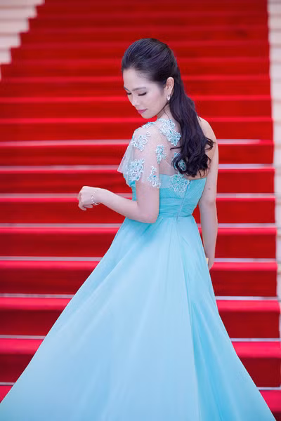 Nữ hoàng Du lịch Dương Kim Ánh kiêu sa trong trang phục tự thiết kế ảnh 2