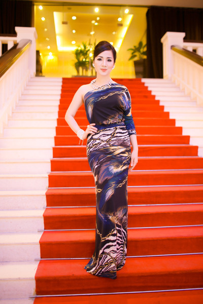 Hoa hậu Giáng My khoe lưng trần trắng nõn kiêu sa ảnh 1 Hoa hậu Giáng My khoe lưng trần trắng nõn kiêu sa ảnh 1