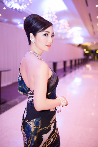 Hoa hậu Giáng My khoe lưng trần trắng nõn kiêu sa ảnh 5 Hoa hậu Giáng My khoe lưng trần trắng nõn kiêu sa ảnh 5