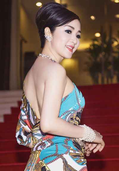 Hoa hậu Giáng My khoe lưng trần trắng nõn kiêu sa ảnh 6 Hoa hậu Giáng My khoe lưng trần trắng nõn kiêu sa ảnh 6