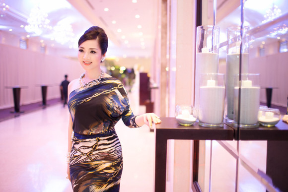 Hoa hậu Giáng My khoe lưng trần trắng nõn kiêu sa ảnh 4 Hoa hậu Giáng My khoe lưng trần trắng nõn kiêu sa ảnh 4