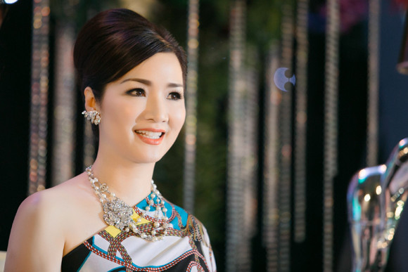 Hoa hậu Giáng My khoe lưng trần trắng nõn kiêu sa ảnh 10 Hoa hậu Giáng My khoe lưng trần trắng nõn kiêu sa ảnh 10