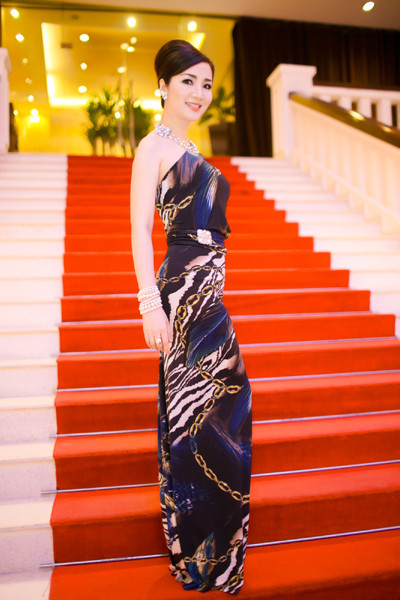 Hoa hậu Giáng My khoe lưng trần trắng nõn kiêu sa ảnh 2 Hoa hậu Giáng My khoe lưng trần trắng nõn kiêu sa ảnh 2