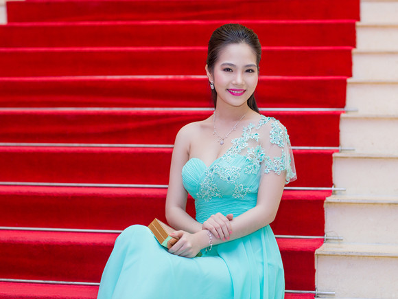 Nữ hoàng Du lịch Dương Kim Ánh kiêu sa trong trang phục tự thiết kế ảnh 5