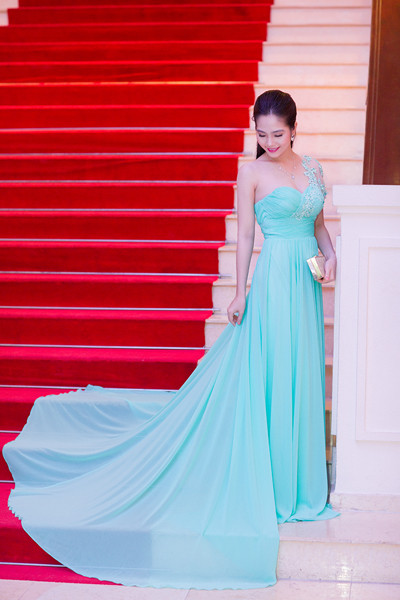 Nữ hoàng Du lịch Dương Kim Ánh kiêu sa trong trang phục tự thiết kế ảnh 4