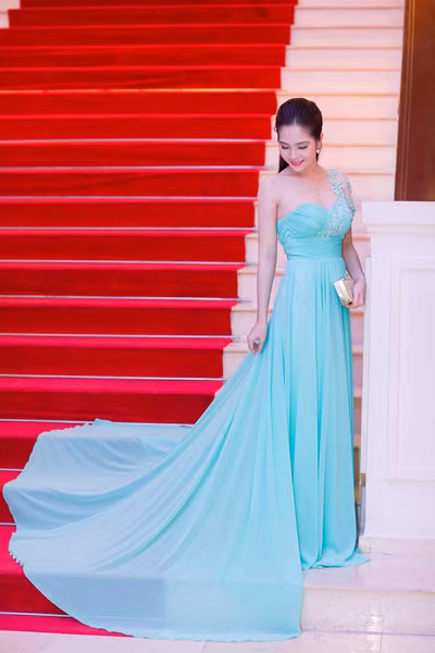 Nữ hoàng Du lịch Dương Kim Ánh kiêu sa trong trang phục tự thiết kế ảnh 4