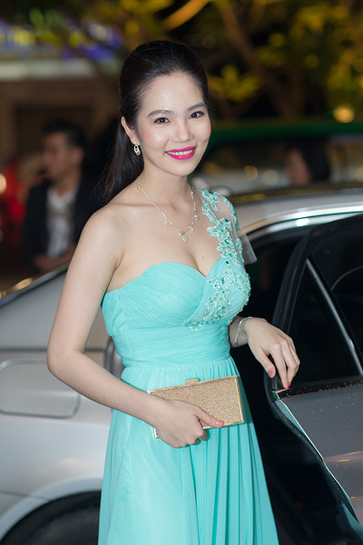 Nữ hoàng Du lịch Dương Kim Ánh kiêu sa trong trang phục tự thiết kế ảnh 1