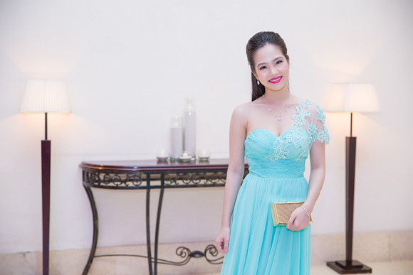 Nữ hoàng Du lịch Dương Kim Ánh kiêu sa trong trang phục tự thiết kế ảnh 12