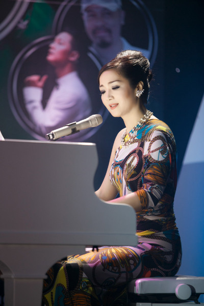 Hoa hậu Giáng My khoe lưng trần trắng nõn kiêu sa ảnh 9 Hoa hậu Giáng My khoe lưng trần trắng nõn kiêu sa ảnh 9