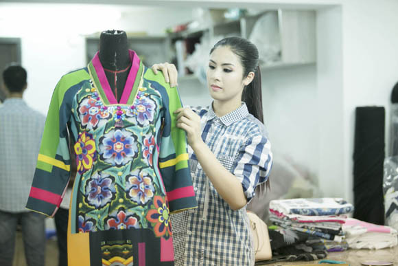 Ngọc Hân “nước rút” cùng bộ sưu tập áo dài ảnh 4 Ngọc Hân “nước rút” cùng bộ sưu tập áo dài ảnh 4