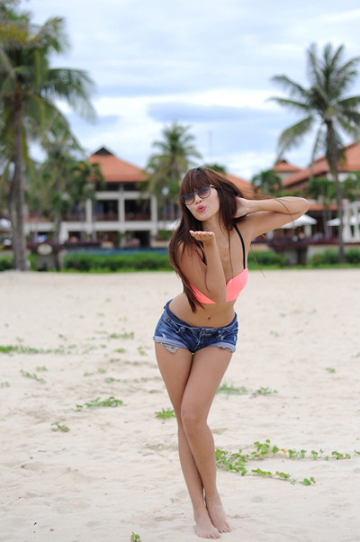 Hà Anh diện áo lửng, short ngắn khoe eo thon ảnh 2