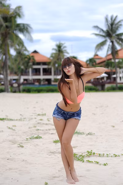 Hà Anh diện áo lửng, short ngắn khoe eo thon ảnh 2