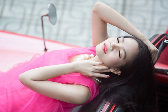 Dương Kim Ánh diện váy hồng cực gợi cảm bên xế cổ ảnh 2