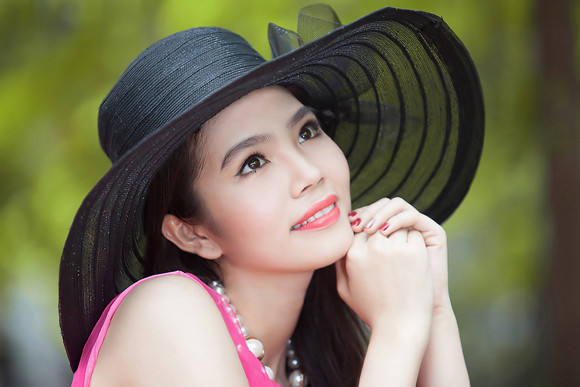 Dương Kim Ánh diện váy hồng cực gợi cảm bên xế cổ ảnh 10