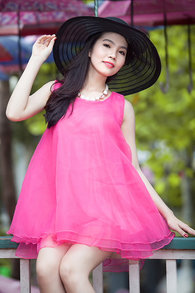 Dương Kim Ánh diện váy hồng cực gợi cảm bên xế cổ ảnh 4