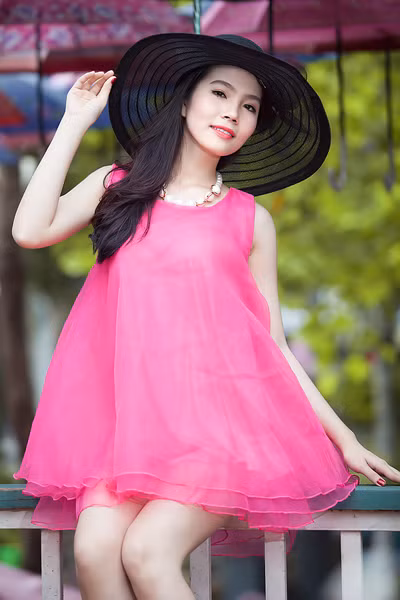 Dương Kim Ánh diện váy hồng cực gợi cảm bên xế cổ ảnh 4