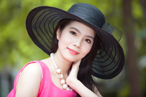 Dương Kim Ánh diện váy hồng cực gợi cảm bên xế cổ ảnh 11