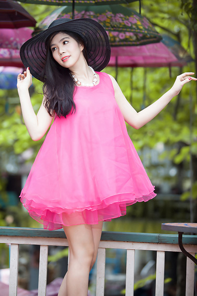 Dương Kim Ánh diện váy hồng cực gợi cảm bên xế cổ ảnh 8