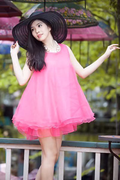 Dương Kim Ánh diện váy hồng cực gợi cảm bên xế cổ ảnh 8