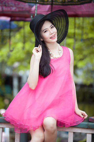 Dương Kim Ánh diện váy hồng cực gợi cảm bên xế cổ ảnh 5