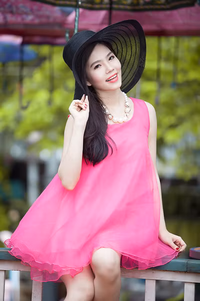 Dương Kim Ánh diện váy hồng cực gợi cảm bên xế cổ ảnh 5