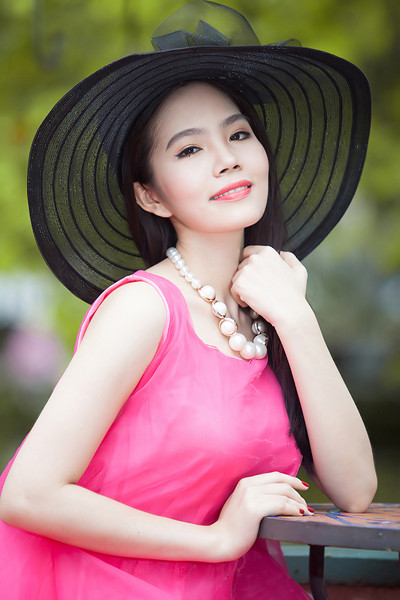 Dương Kim Ánh diện váy hồng cực gợi cảm bên xế cổ ảnh 9