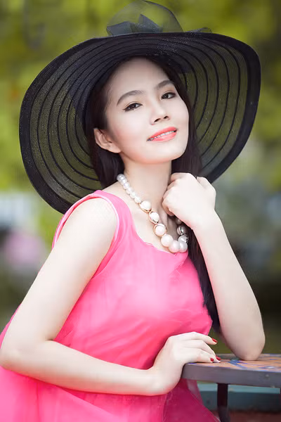 Dương Kim Ánh diện váy hồng cực gợi cảm bên xế cổ ảnh 9