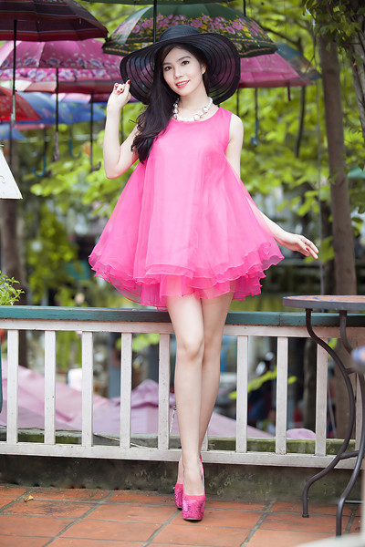 Dương Kim Ánh diện váy hồng cực gợi cảm bên xế cổ ảnh 6