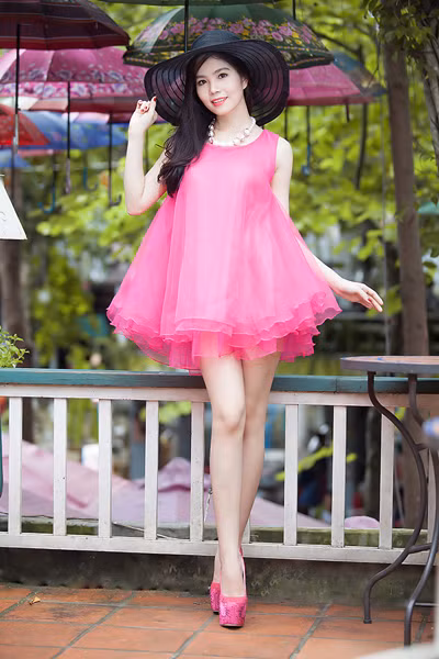 Dương Kim Ánh diện váy hồng cực gợi cảm bên xế cổ ảnh 6