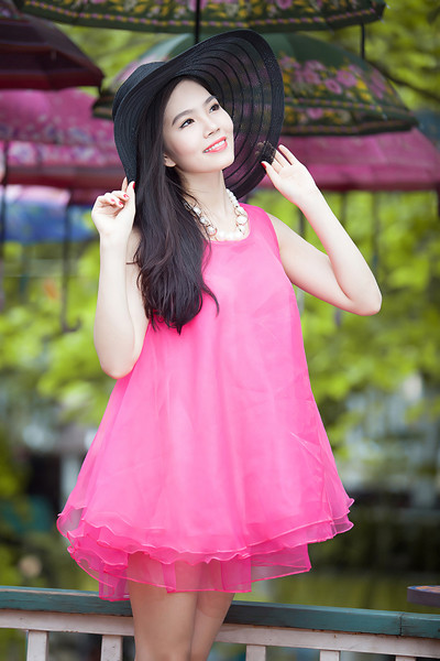 Dương Kim Ánh diện váy hồng cực gợi cảm bên xế cổ ảnh 7