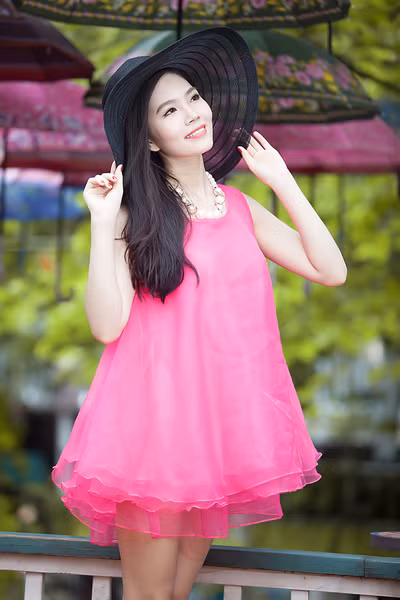 Dương Kim Ánh diện váy hồng cực gợi cảm bên xế cổ ảnh 7