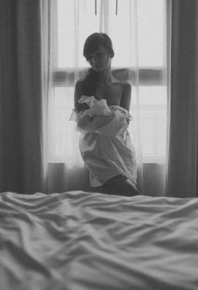 Người mẫu Xuân Thuỳ "thả rông" vòng 1 trong ngôi nhà vắng lạnh ảnh 2