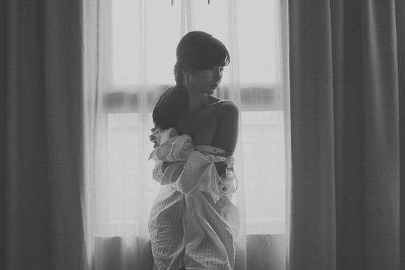 Người mẫu Xuân Thuỳ "thả rông" vòng 1 trong ngôi nhà vắng lạnh ảnh 3