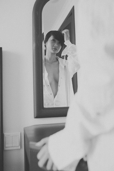 Người mẫu Xuân Thuỳ "thả rông" vòng 1 trong ngôi nhà vắng lạnh ảnh 4