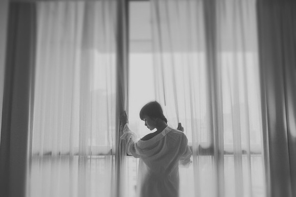 Người mẫu Xuân Thuỳ "thả rông" vòng 1 trong ngôi nhà vắng lạnh ảnh 1