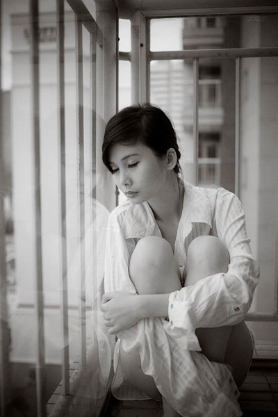 Người mẫu Xuân Thuỳ "thả rông" vòng 1 trong ngôi nhà vắng lạnh ảnh 12